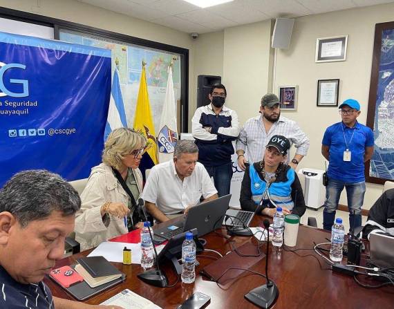 Cynthia Viteri ofreció una rueda de prensa para dar información sobre la situación en Guayaquil ante el paro nacional en Ecuador.