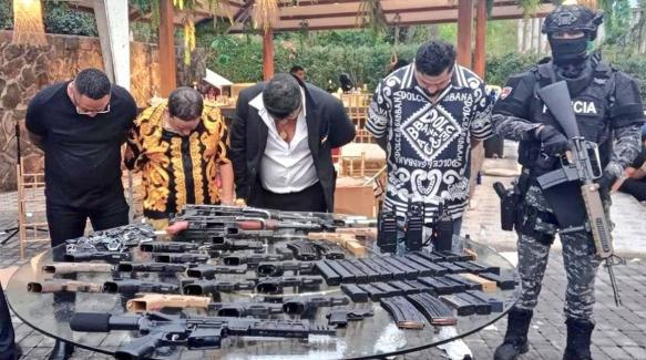 Los agentes decomisaron 46 armas de fuego en la narcofiesta de vía a la Costa, que se realizó en mayo de 2024.
