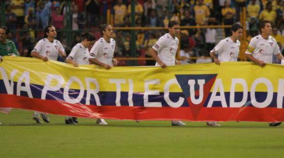 La bandera de Va por ti Ecuador, en la semifinal entre Liga de Quito y América, en 2008.