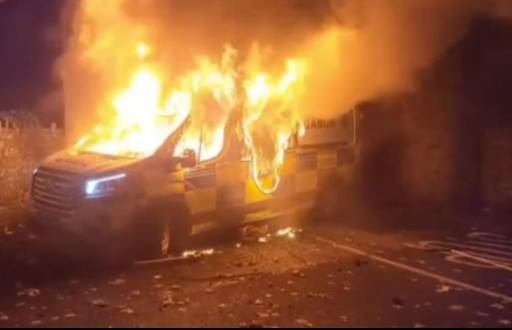 Una camioneta policial incendiada por manifestantes en Dublín.