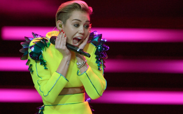 Miley Cyrus muestra de más al intentar caminar ‘sexy’