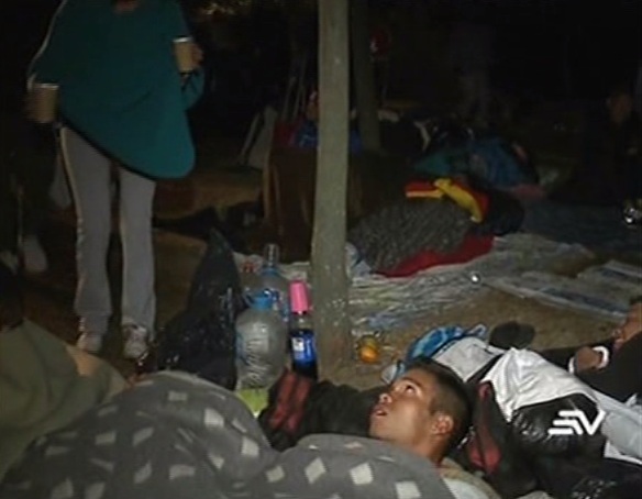 Venezolanos duermen en la vía pública en Carcelén