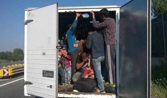 Encuentran a 150 migrantes hacinados en un camión