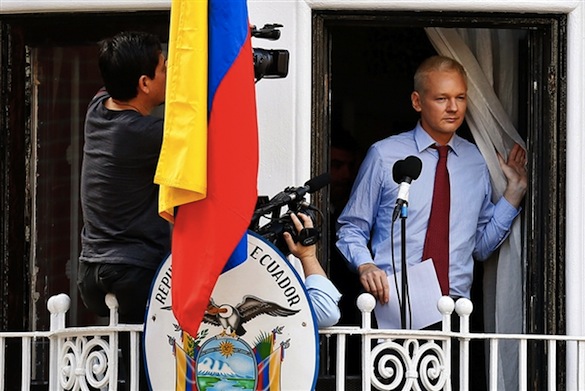 Ecuador espera tratar el caso Assange con Londres tras reelección de Correa
