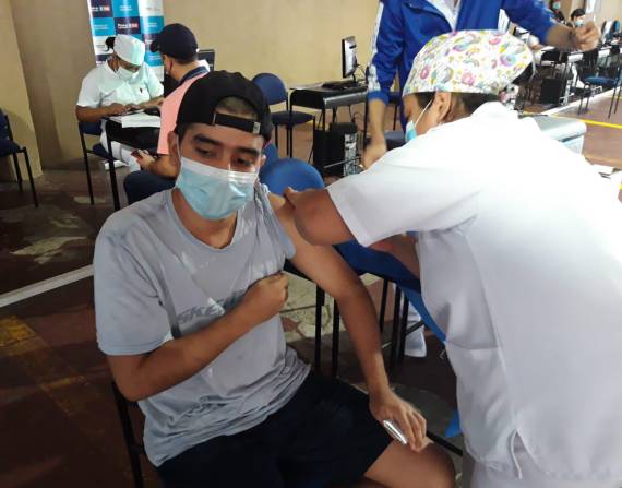 Este fin de semana el Ministerio de Salud continúa con su campaña de vacunación contra el COVID-19.