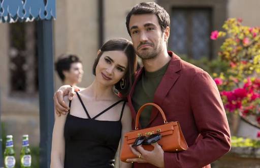 El creador de la serie, Darren Star, detalla cómo el viaje de Emily la ayuda a comprender dónde está su verdadero hogar.