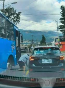 Momento en que el ciudadano cae al piso tras el roce del bus.