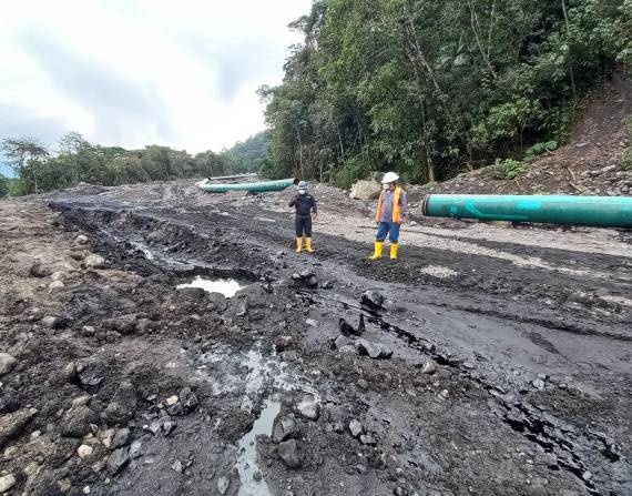 Fotografía de las consecuencias del derrame de petróleo en el río Piedra Fina, en la Amazonía ecuatoriana.