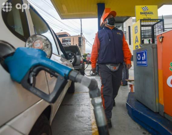 En las gasolineras del país ya tienen el comunicado de Petroecuador sobre el nuevo precio de la súper, que regirá por 30 días.