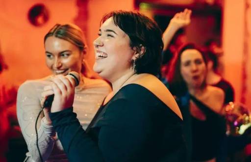 Cantar con otros puede ser más beneficioso que cantar solos.