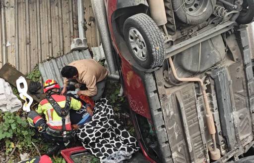 Un auto cayó sobre el techo de una vivienda al sur de la capital