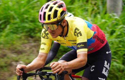 El ecuatoriano Richard Carapaz sufrió una caída a 26 km de la meta en Il Lombardia 2025, mientras descendía e intentaba seguir al grupo líder.