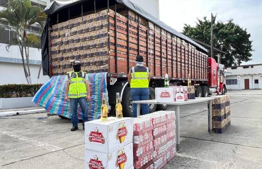 Imagen de agentes del Servicio Nacional de Aduanas con un cargamento de cervezas.