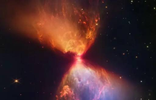 Las protoestrellas están rodeadas de nubes de material que alimentan su crecimiento.