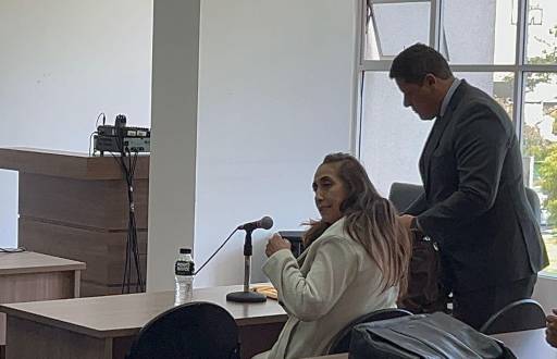 Tannya Varela y su abogado antes de la audiencia de formulación de cargos.