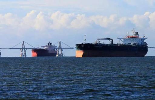Petroleros en el puerto de Maracaibo hace unos días.