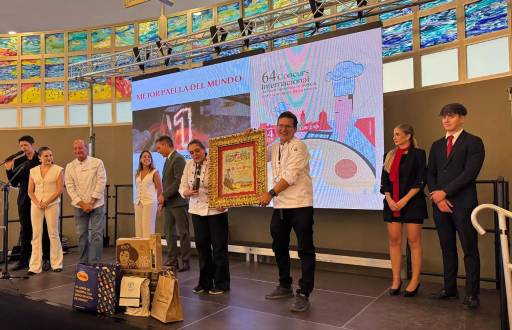 Representantes ecuatorianos reciben el premio a mejor paella.