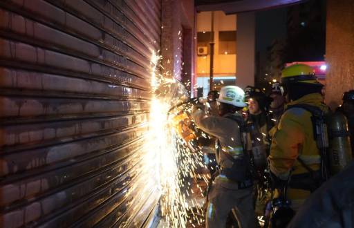 Bomberos evacuaron a varias personas atrapadas en un incendio en el centro de Guayaquil