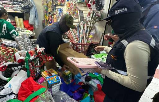 Personal de la AMC durante la intervención en el Centro Histórico de Quito.