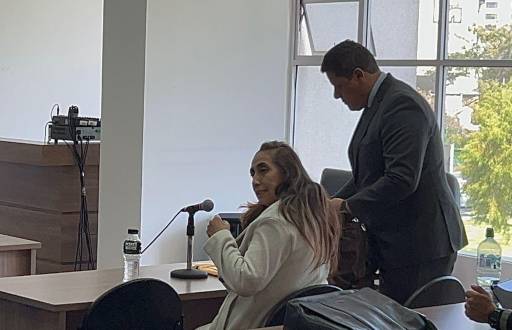 Tannya Varela y su abogado antes de la audiencia de formulación de cargos.