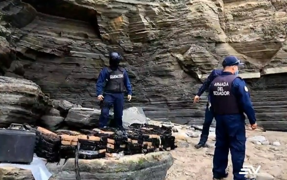 700 kilos de droga en embarcación abandonada en Santa Elena