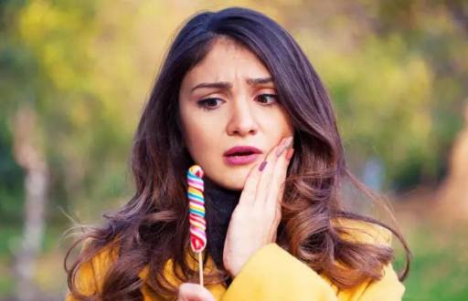 Lo que el azúcar le hace a tus dientes y las claves para evitar el daño.