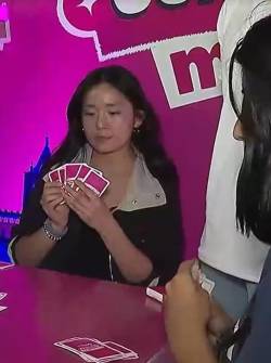 Personas jugando 40 en el Metro de Quito.