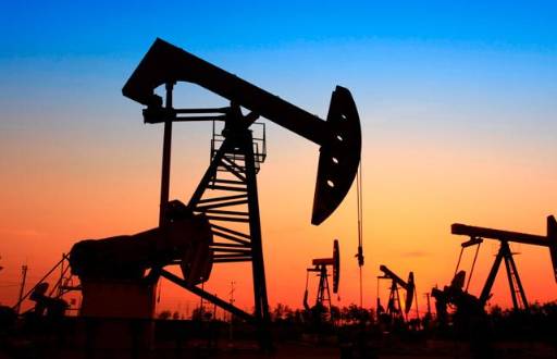 La imagen muestra siluetas de caballos de bombeo que son equipos utilizados para extraer petróleo crudo de pozos petrolíferos.