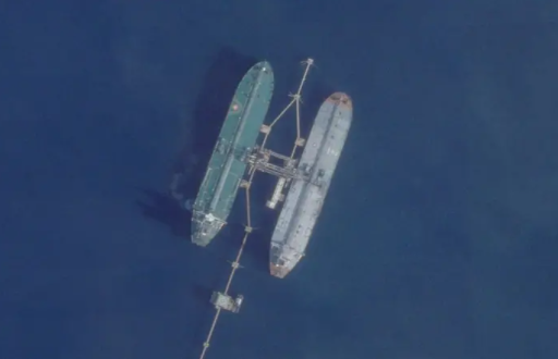 Fotografía satelital del petrolero Skipper presuntamente transfiriendo crudo sancionado a otro buque en el océano.
