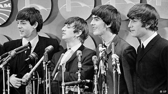 Los integrantes de la banda The Beatles en una rueda de prensa.