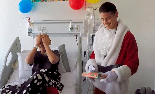 Vestido de Papá Noel, James Rodríguez sorprende a pacientes de hospital