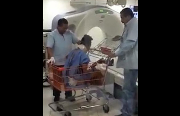 México: difunden video de presunto traslado de paciente en carrito de supermercado