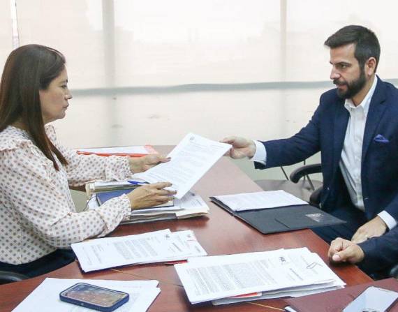 Pablo Arosemena presentó la denuncia ante la fiscal provincial del Guayas, Janina Villagómez.
