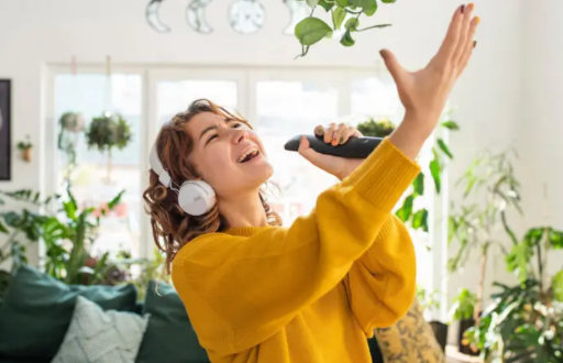 Los sorprendentes beneficios que cantar tiene para la salud (y que están respaldados por la ciencia)