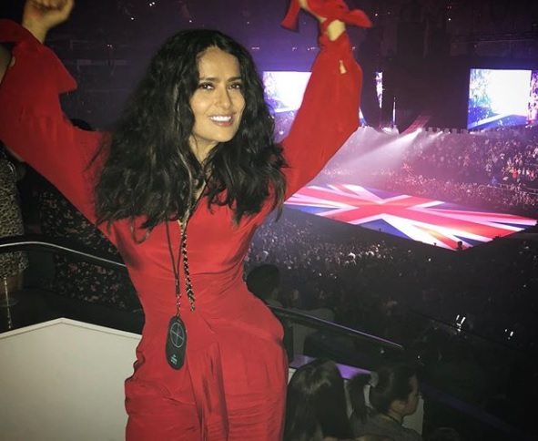 Salma Hayek y el traje entallado de látex