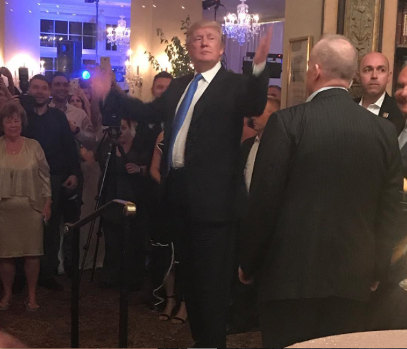 Cuando el presidente Donald Trump irrumpe en la boda de extraños en Nueva Jersey