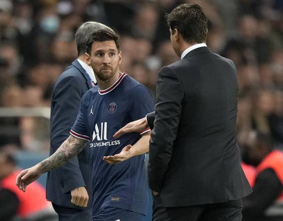 Lionel Messi observa al técnico el PSG Mauricio Pochettino tras ser sustituido en el partido contra Lyon.