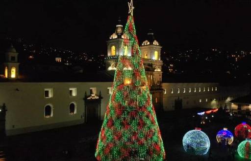 Un árbol de Navidad en el Centro Histórico de Quito.
