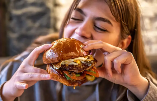 Los alimentos ultraprocesados son una amenaza para la salud mundial, advierten los expertos