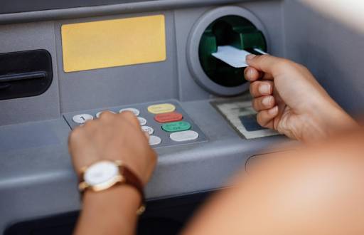 Imagen referencial de una persona retirando dinero de un cajero automático.