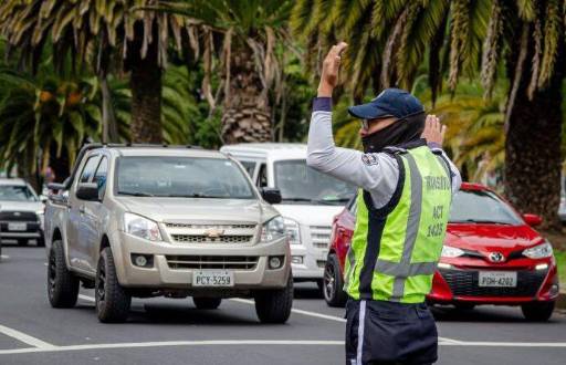 Agente de tránsito realizando controles.