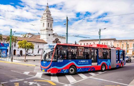 Uno de los nuevos trolebuses circulando en la Plaza de Santo Domingo, en Quito.