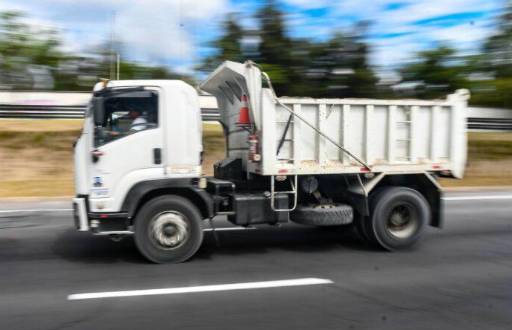 Foto referencial a vehículos de transporte pesado sobre la Av. Simón Bolívar