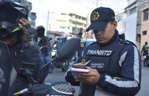 Un agente civil de tránsito en un operativo.