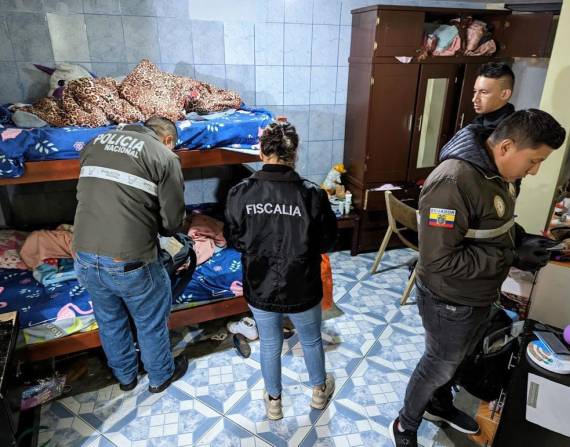 Intervención de la Policía en un operativo en Quito contra la pornografía infantil.