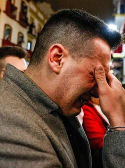 Personas llorando por la cancelación de la procesión en Sevilla, España.