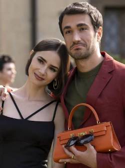 El creador de la serie, Darren Star, detalla cómo el viaje de Emily la ayuda a comprender dónde está su verdadero hogar.