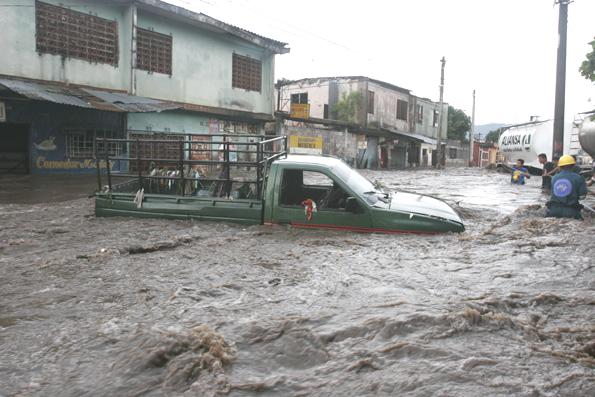 Familias enteras buscan ayuda por las inundaciones causadas por las lluvias