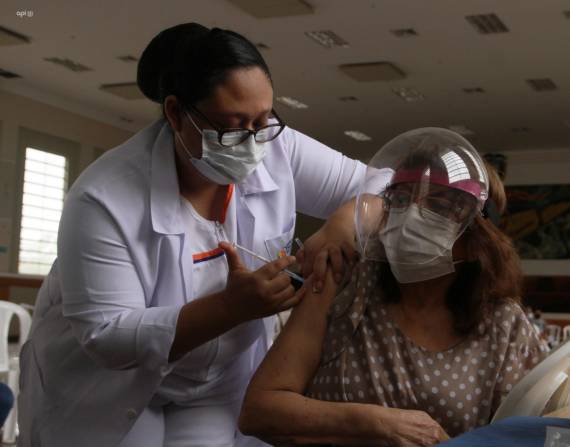Profesores pasaron a ser población prioritaria a vacunar en Ecuador