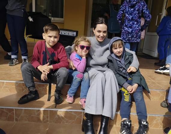 En esta imagen facilitada por el ayuntamiento de Leópolis, Angelina Jolie, posa para una foto con niños en Leópolis.